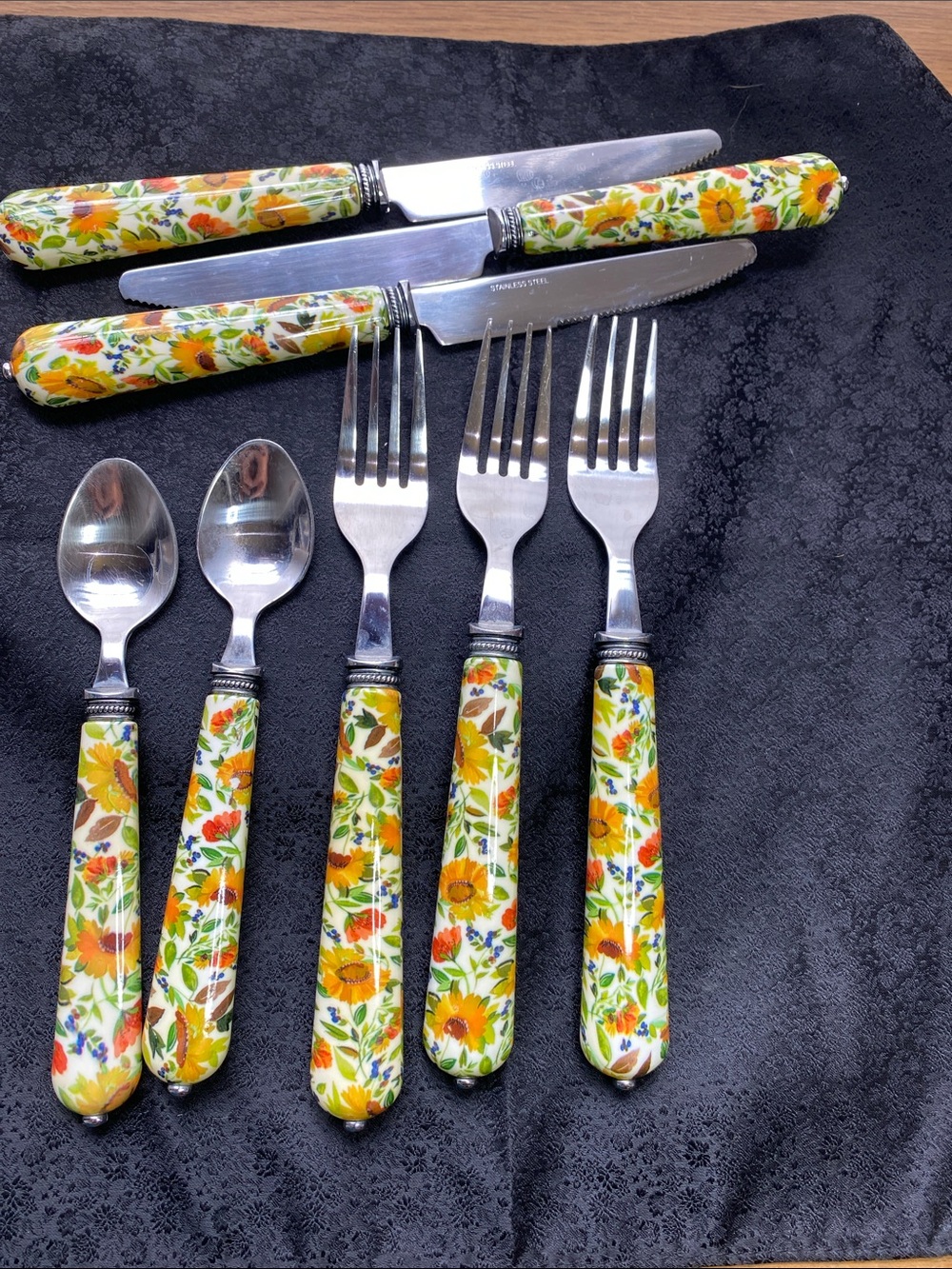 VTG Floral Sunflower Yellow Handle Stainless Steel Cutlery Set - 8-Piece Dining